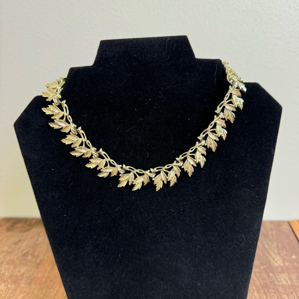 Vintage MCM Mid Century‎ Gold Tone Leaf Design Hook closure necklace